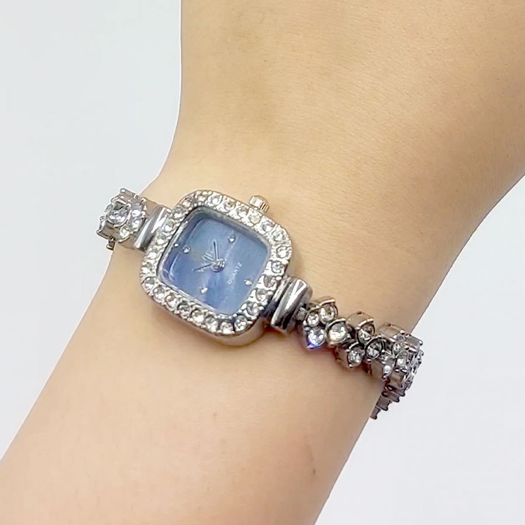 ساعت مچی عقربه ای زنانه مدل WOLFIE کد 04