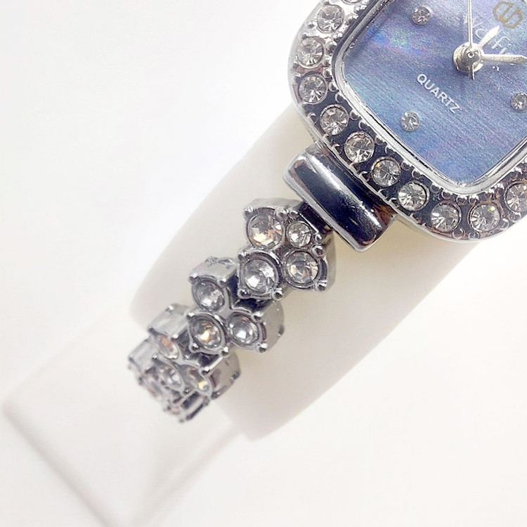 ساعت مچی عقربه ای زنانه مدل WOLFIE کد 04