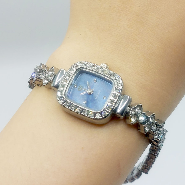 ساعت مچی عقربه ای زنانه مدل WOLFIE کد 04