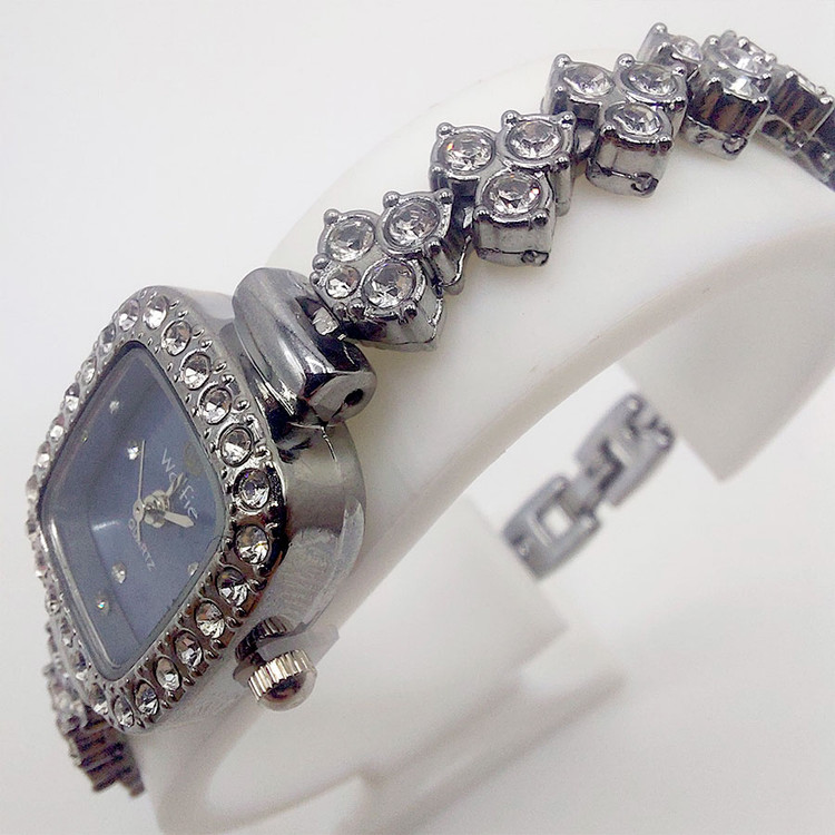 ساعت مچی عقربه ای زنانه مدل WOLFIE کد 04