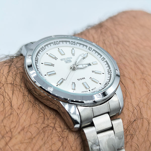 ساعت مردانه سیکو استیل با صفحه سفید (نمایش روز و تاریخ)