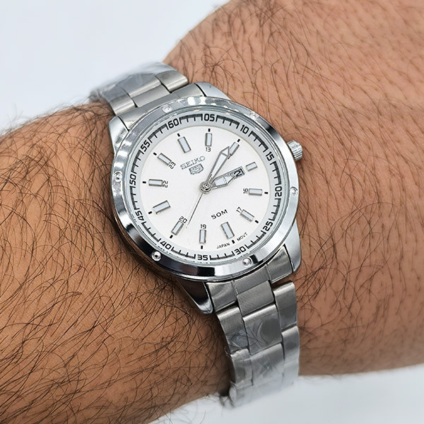 ساعت مردانه سیکو استیل با صفحه سفید (نمایش روز و تاریخ)