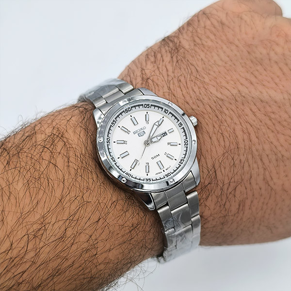 ساعت مردانه سیکو استیل با صفحه سفید (نمایش روز و تاریخ)